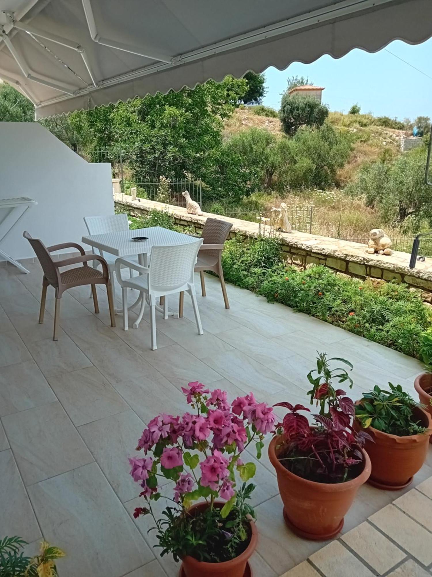 Artur Apartments Himare Bilik gambar