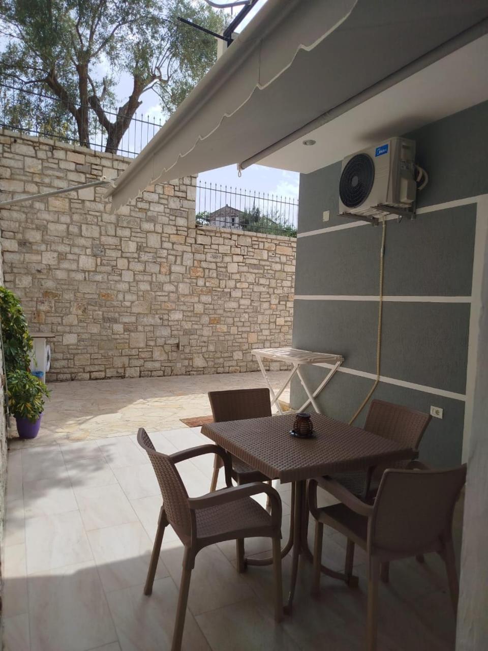 Artur Apartments Himare Bilik gambar